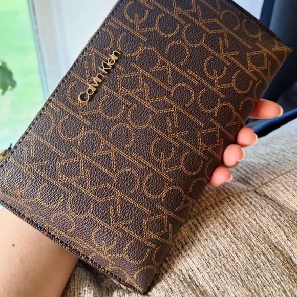 Calvin Klein clutch/wristlet - Picture 1 of 3